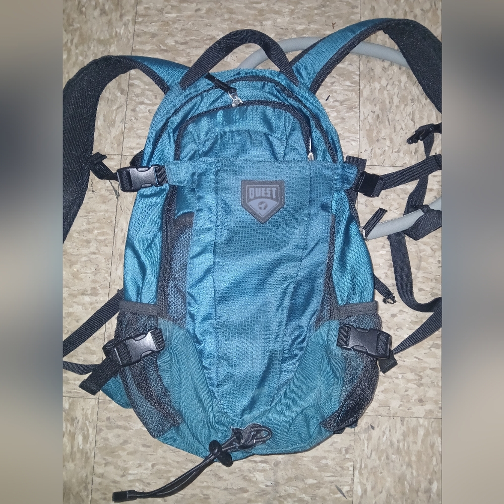 Quest Teal Hydration Backpack With Bladder Adjust… - image 1